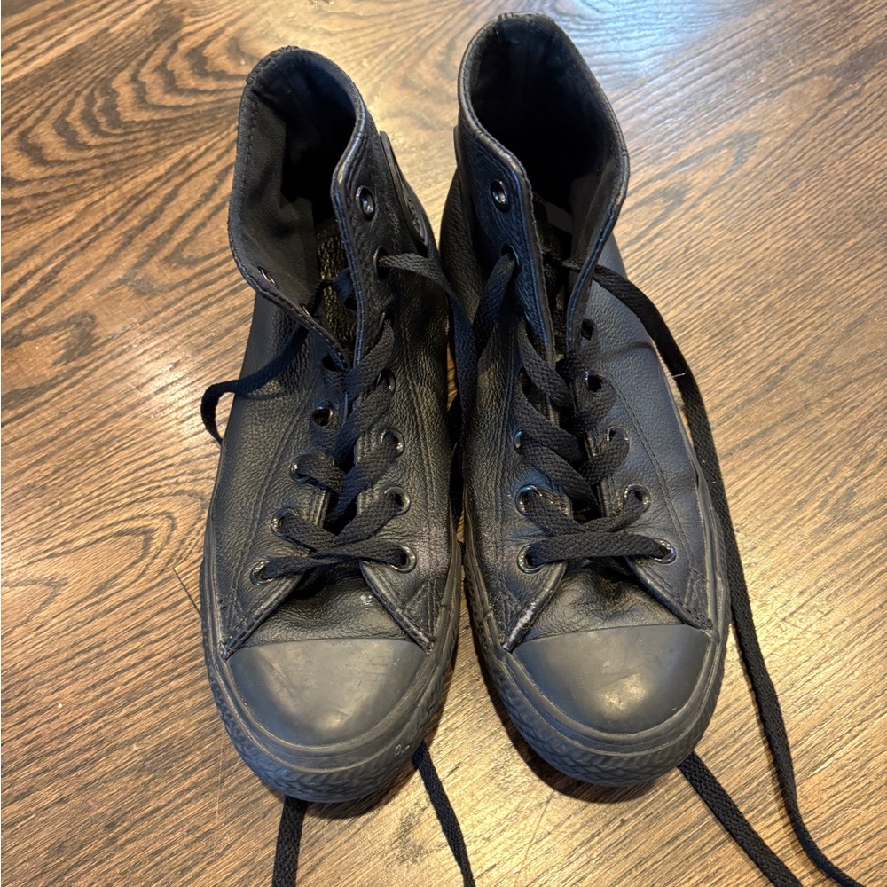 Chuck Taylor All Star Leather (women’s 8/ men’s 6)